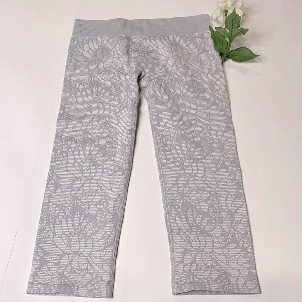 Fabletics Sebastian Seamless‎ Cropped Tight White/Gray Floral Size Small Capri
